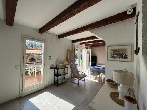- un salon avec une porte menant à une terrasse dans l'établissement Maison élégante à 100 m de la mer, à Fréjus