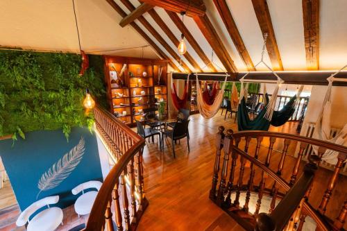 Cette chambre dispose d'un escalier et d'une table avec des chaises. dans l'établissement Villa de La Plume, à Nantes