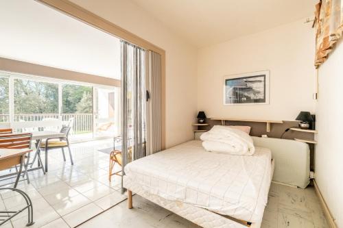 une chambre avec un lit et une salle à manger dans l'établissement Appartement 2 personnes A22, à Pornic