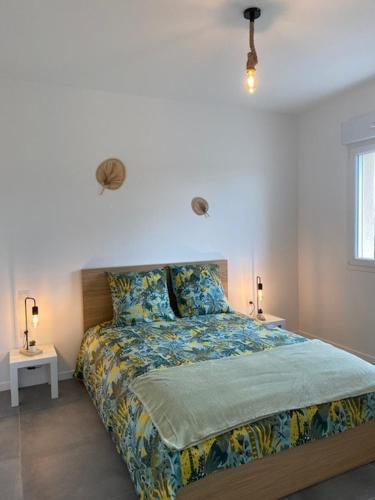 une chambre avec un lit avec deux tables et deux lampes dans l'établissement Appartement avec terrasse, proche des 1000 étangs, chapelle Le Corbusier, à Roye