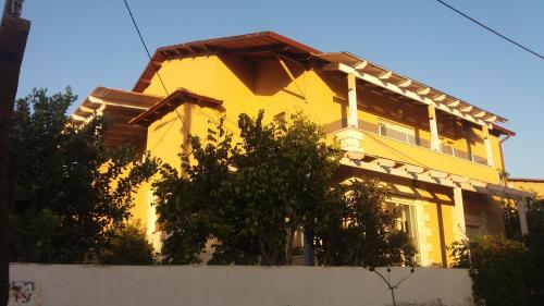 a yellow house with a fence in front of it at צימר ברחובות - Israeli Home in Rechovot