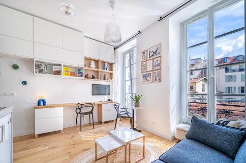 un salon avec un canapé et un bureau dans l'établissement Studio lumineux Centre-ville, à Nice