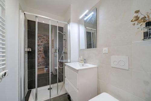 une salle de bain blanche avec toilettes et douche dans l'établissement Studio lumineux Centre-ville, à Nice