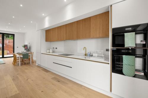 Una cocina o zona de cocina en Spacious 3bd l Family Home