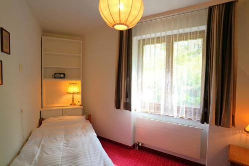 a bedroom with a bed and a window at Chalet Miravalle 2 in Wengen