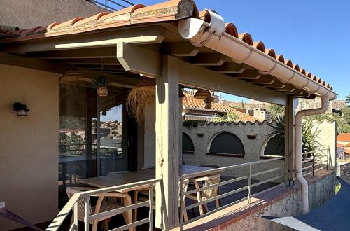 une pergola sur le côté d'une maison dans l'établissement Casa Zélie Superbe T4 vue mer, Clim ,Wi-Fi, à Collioure