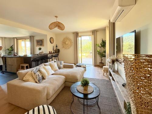 un salon avec un canapé et une table dans l'établissement Casa Zélie Superbe T4 vue mer, Clim ,Wi-Fi, à Collioure