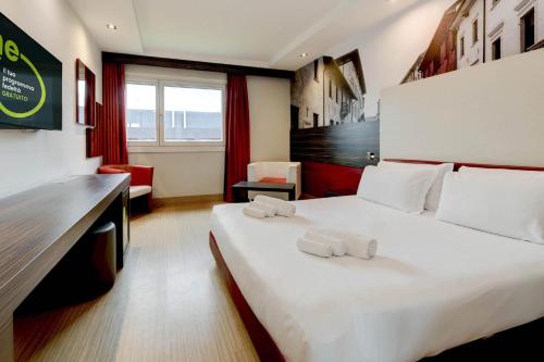 Postel nebo postele na pokoji v ubytování B&B Hotel Trento