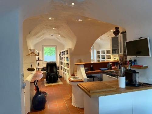 a kitchen with an archway and a counter in a room at Chillige Ferienwohnung für 2! Loft A15 im Atelier in Fladungen