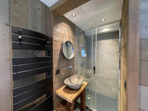 une salle de bain avec un lavabo et une douche dans l'établissement Appartement rénové, 6 pers, 2 ch + coin montagne, centre Crest-Voland, parking, skiroom, WIFI - FR-1-733-16, à Crest-Voland