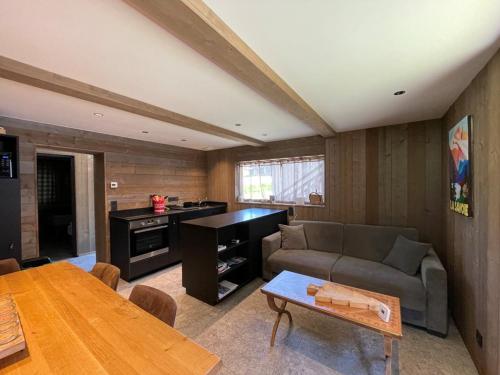 un salon avec un canapé et une table dans l'établissement Appartement rénové, 6 pers, 2 ch + coin montagne, centre Crest-Voland, parking, skiroom, WIFI - FR-1-733-16, à Crest-Voland