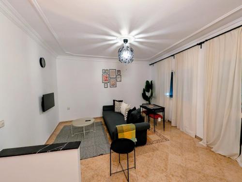 una sala de estar con un sofá y una mesa en City Escape Assilah 1, en Asilah