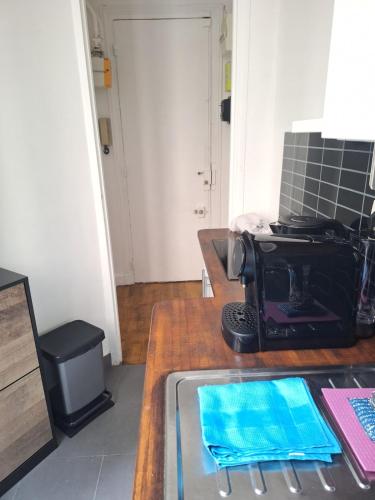 une cuisine avec un comptoir avec un micro-ondes dans l'établissement Charming apartment in the heart of Paris, à Paris