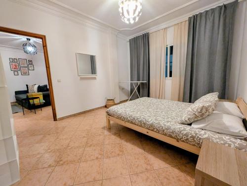1 dormitorio con cama y espejo. en City Escape Assilah 1, en Asilah