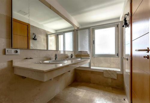 baño con 2 lavabos y ventana en Villa in Amarilla Golf, en San Miguel de Abona