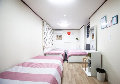 Postel nebo postele na pokoji v ubytování Jeong House