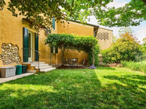 a house with a yard with a table and chairs at Casa Vittoria-Relax tra Lago di Garda e Verona in Custoza