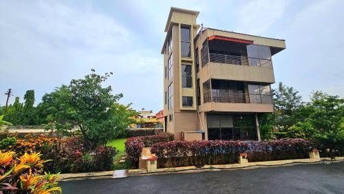 Photo de la galerie de l'établissement Elephant House Luxury Villa with Curve Pool-Colossal Garden-Panoramic View, à Lonavala