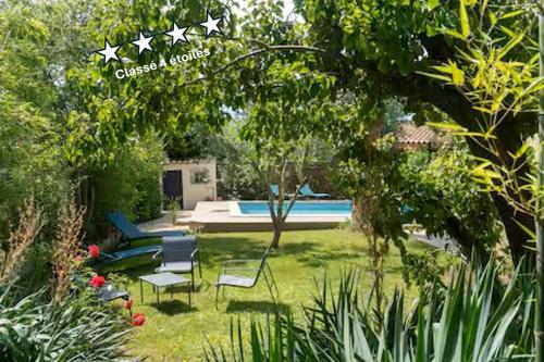une cour avec des chaises et une piscine dans l'établissement Villa Provence 70, à LʼIsle-sur-la-Sorgue