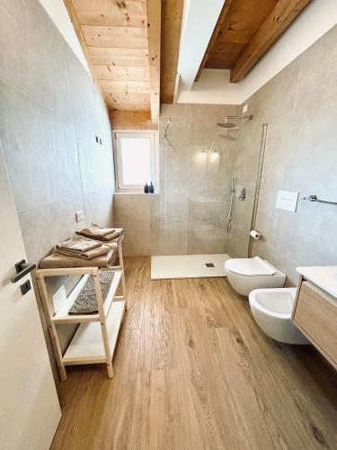 a bathroom with a toilet and a shower and a sink at Casa Raffa in Raffa