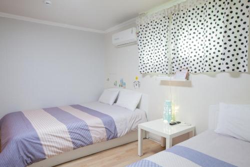Postel nebo postele na pokoji v ubytování Jeong House