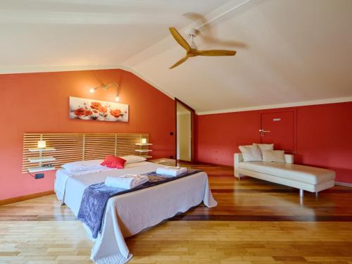 a bedroom with a large bed and a couch at Casa Vittoria-Relax tra Lago di Garda e Verona in Custoza