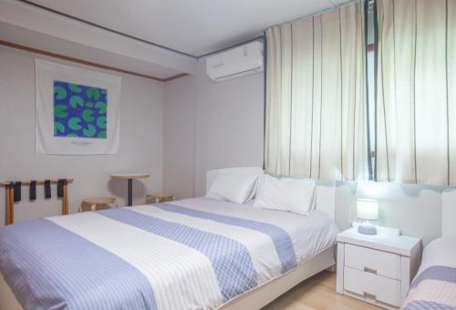 Postel nebo postele na pokoji v ubytování Jeong House