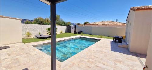 une piscine dans l'arrière-cour d'une maison dans l'établissement Maison à louer, à Narbonne
