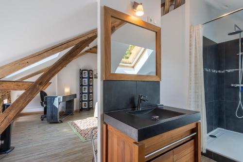 un baño con lavabo y ducha en Villa Pech'mej Avec Piscine, en Sainte-Foy-de-Belvès