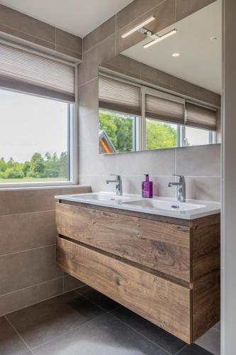 a bathroom with a sink and a mirror at Luxe villa aan golfbaan en bosrand in Appelscha in Appelscha