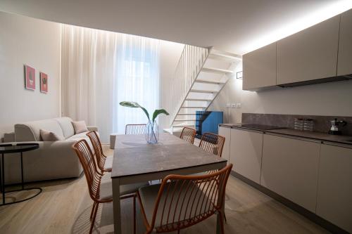 a kitchen and dining room with a table and chairs at Be Mate Torino Centro in Turin