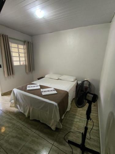 a room with a bed with a camera on the floor at Pousada Veadeiros - Alto Paraiso de Goiás in Alto Paraíso de Goiás