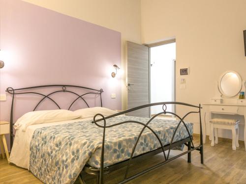 a bedroom with a bed and a table and a mirror at Agriturismo Podere Caneto in Oliveto