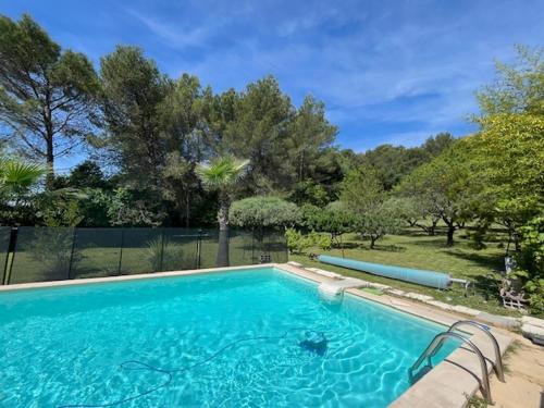 une grande piscine bleue dans une cour dans l'établissement Maison avec piscine et Sauna, à Bagard