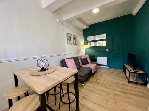 un salon avec un canapé et une table dans l'établissement Charmant T2 lumineux, à Grasse