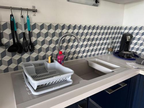 un comptoir de cuisine avec un évier et un évier dans l'établissement ღ La Kaz - Port des Minimes, Piscine, Parking & Wi-Fi, à La Rochelle