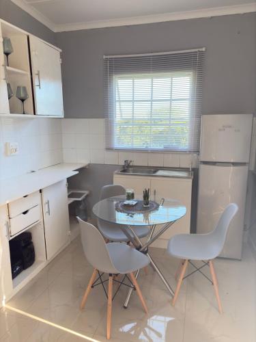 Una cocina o zona de cocina en The Nest- on Knowling Street