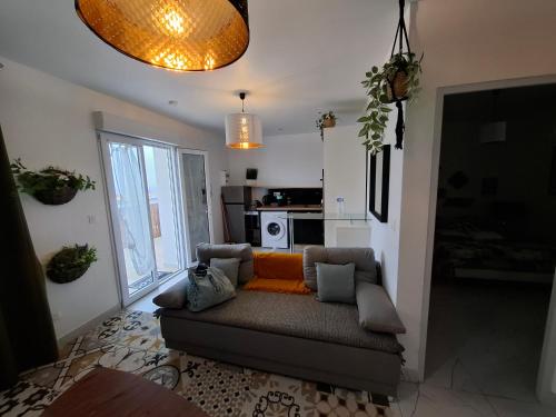 - un salon avec un canapé et un oreiller orange dans l'établissement Zen et cosy, à Marseille