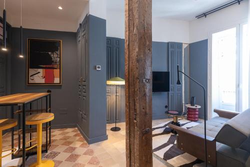 a living room with a couch and a table at MarinoMarina - Exclusivo, Confort, Top Area Málaga in Málaga