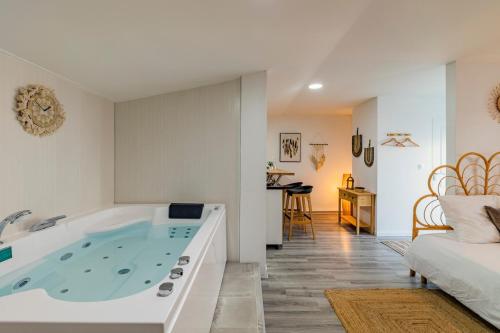 Photo de la galerie de l'établissement Romantic Room - Spa privé, à Eysines