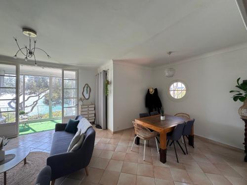 un salon avec un canapé et une table dans l'établissement Le Paradis Marin, aux Lecques