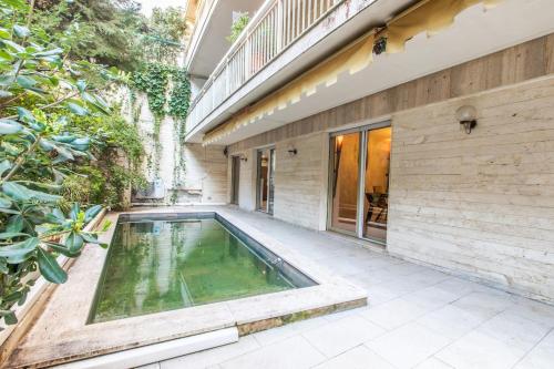 une piscine dans l'arrière-cour d'une maison dans l'établissement Appartement en bord de mer avec piscine - Cannes, à Cannes