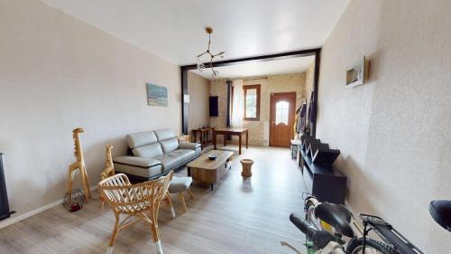 un salon avec un canapé et une table dans l'établissement Maison Quai De Saône, au Havre