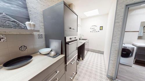 Il comprend une cuisine équipée d'un évier et d'une cuisinière. dans l'établissement Maison Quai De Saône, au Havre