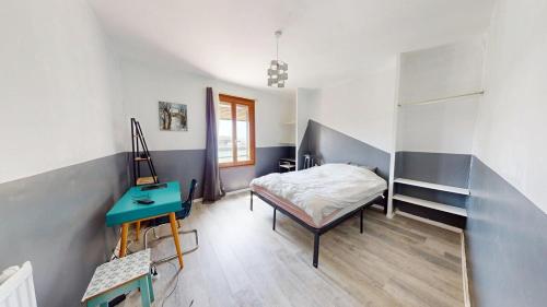 une chambre avec un lit et un bureau dans l'établissement Maison Quai De Saône, au Havre