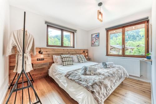 a bedroom with a bed and a tripod at Sauna Bain Nordique Cinéma Vue Montange in Chamonix-Mont-Blanc