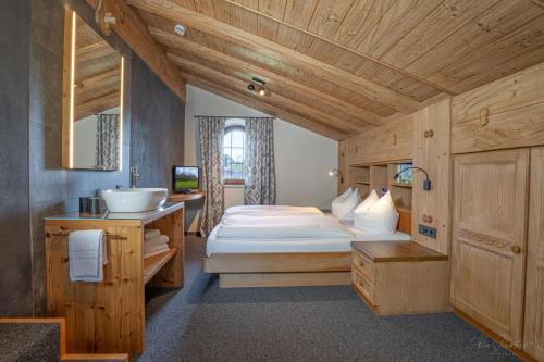 een slaapkamer met een bed en een wastafel in een kamer bij Haus Bergrausch in Krün