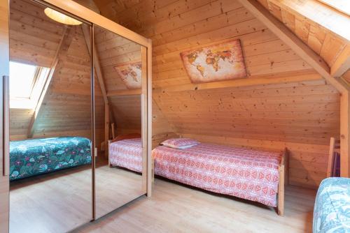 a room with two beds in a attic at Maison Zen dans les Pyrénées in Coarraze