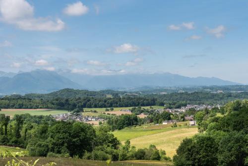 a town in a valley with mountains in the background at Maison Zen dans les Pyrénées in Coarraze