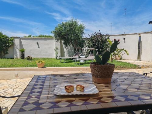 莱切Dimora Bianca 64的桌子上有两片面包